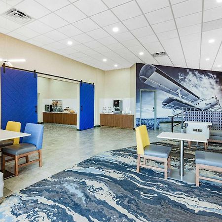 Wingate By Wyndham Wichita Airport Hotel Exterior photo