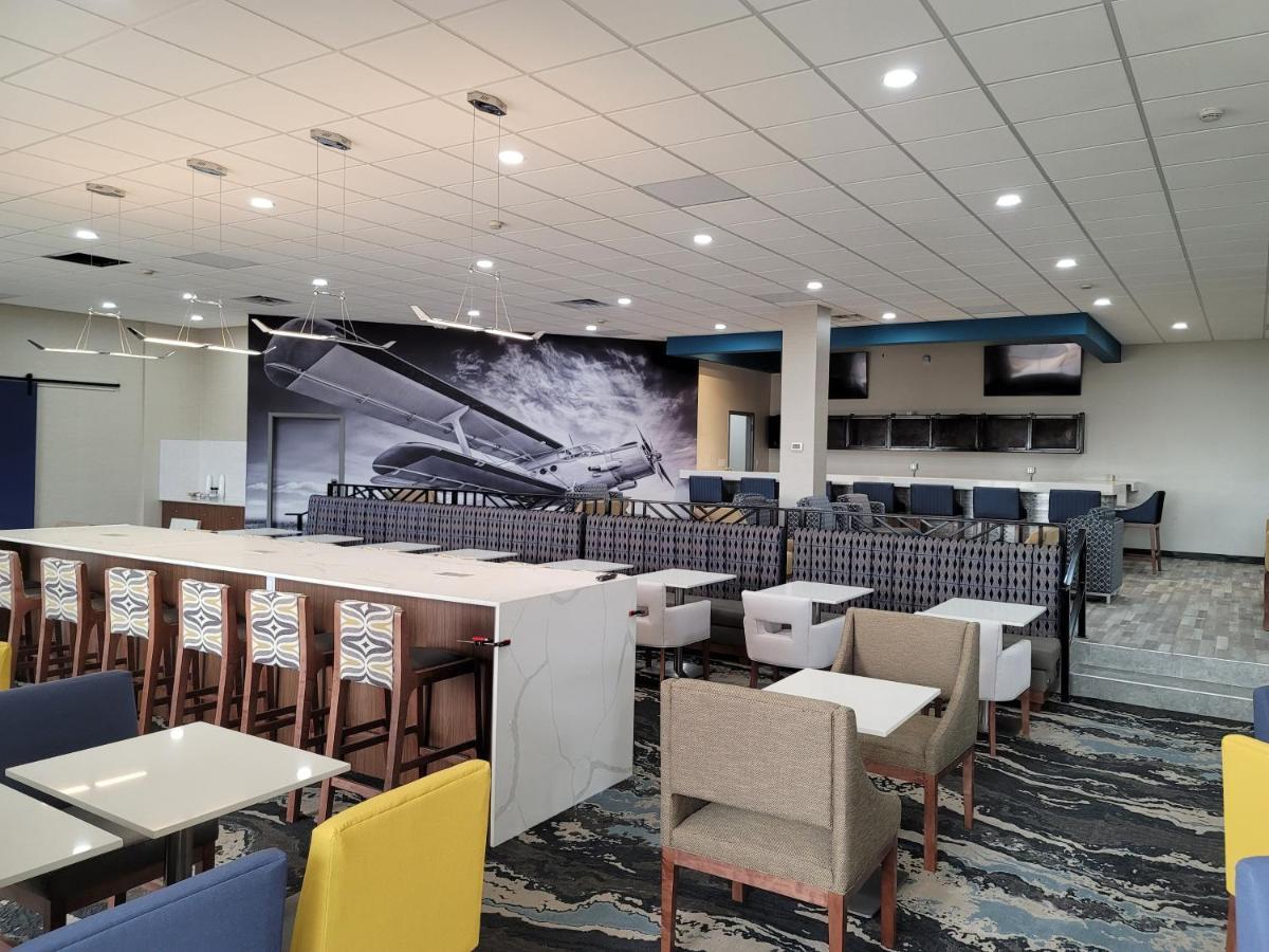 Wingate By Wyndham Wichita Airport Hotel Exterior photo