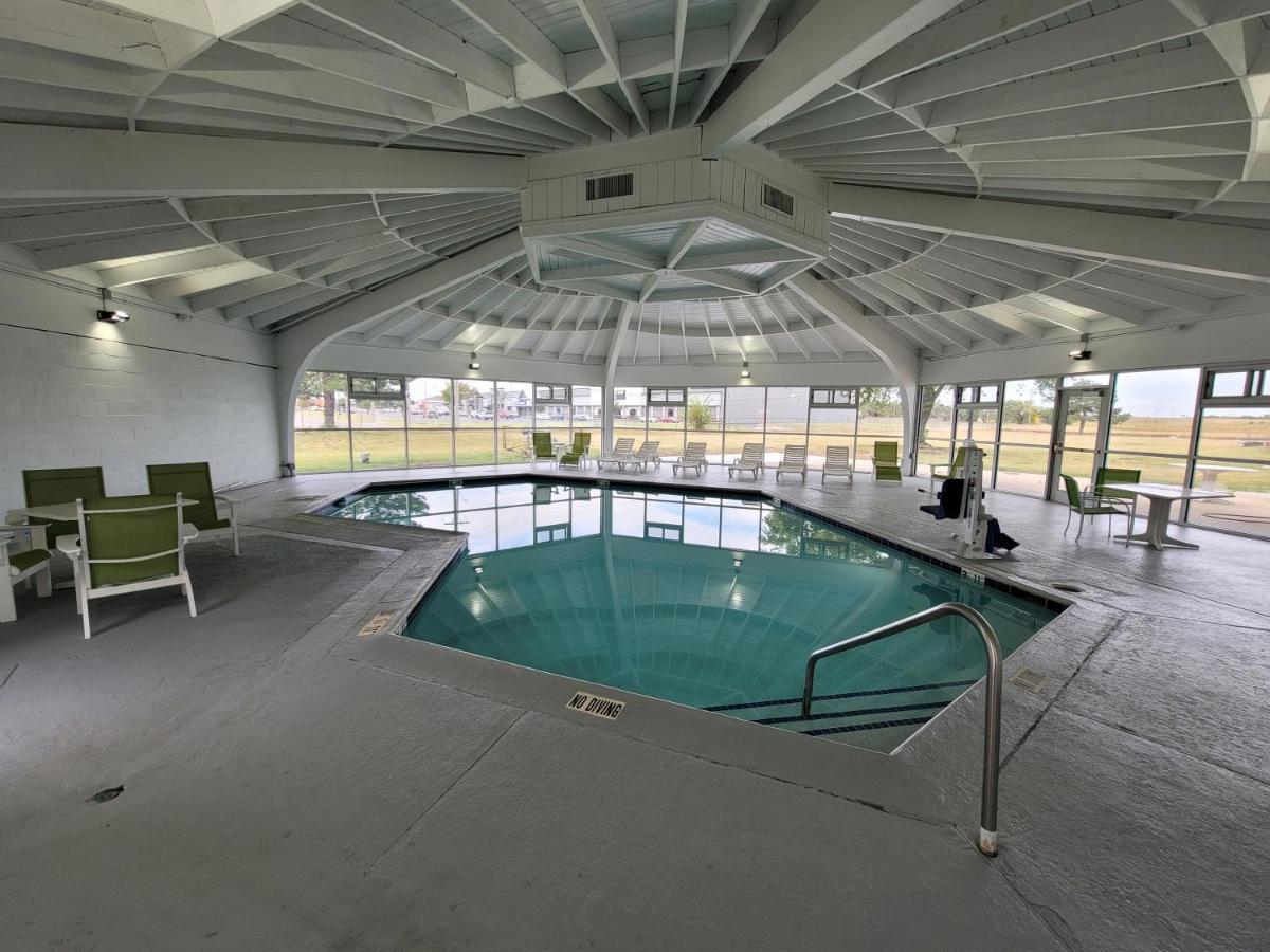 Wingate By Wyndham Wichita Airport Hotel Exterior photo