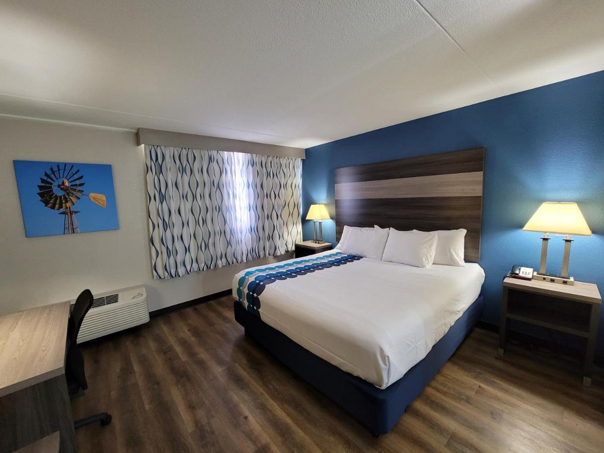 Wingate By Wyndham Wichita Airport Hotel Exterior photo