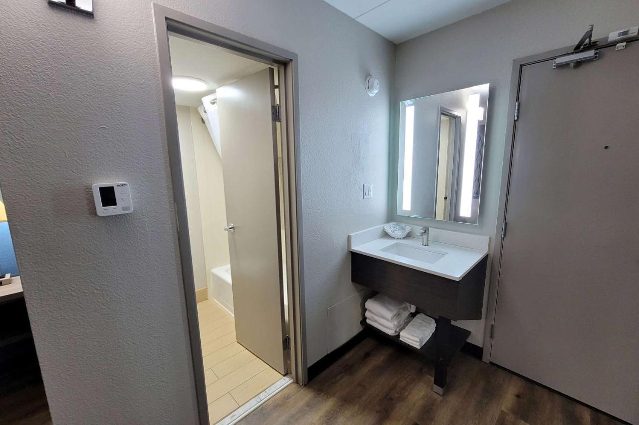 Wingate By Wyndham Wichita Airport Hotel Exterior photo
