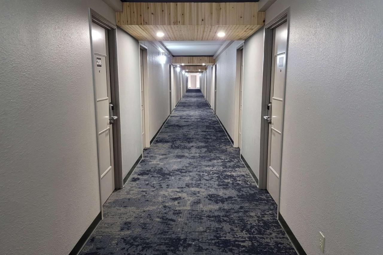 Wingate By Wyndham Wichita Airport Hotel Exterior photo