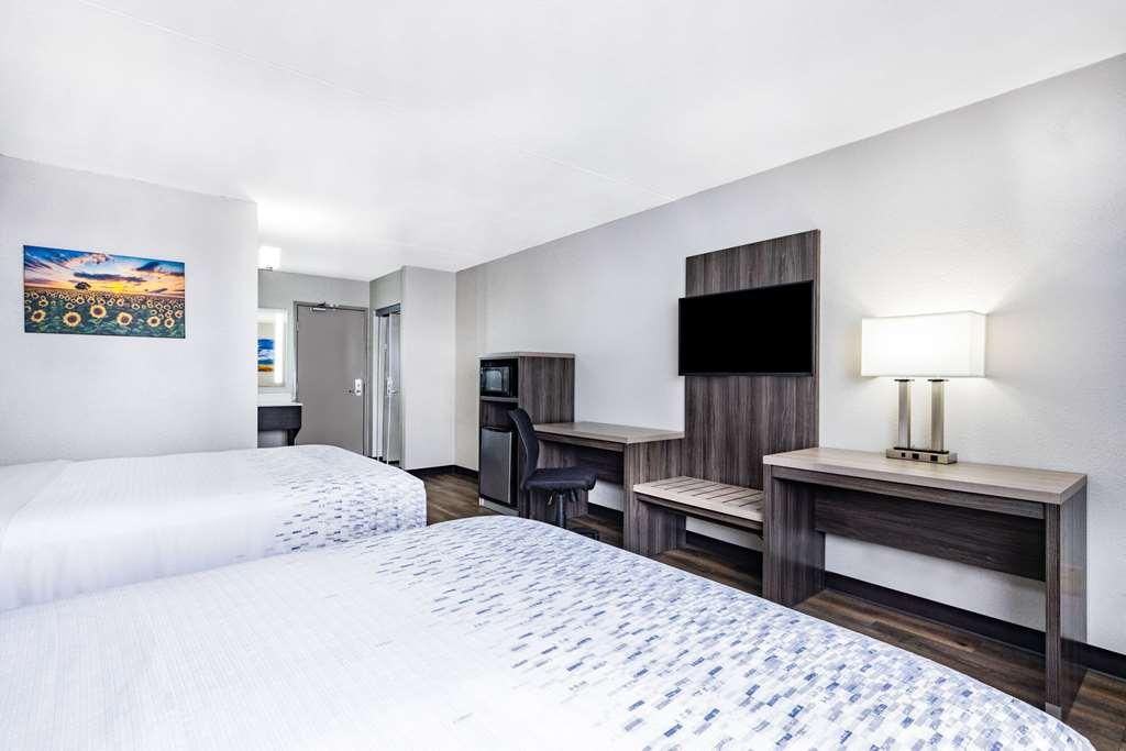 Wingate By Wyndham Wichita Airport Hotel Room photo