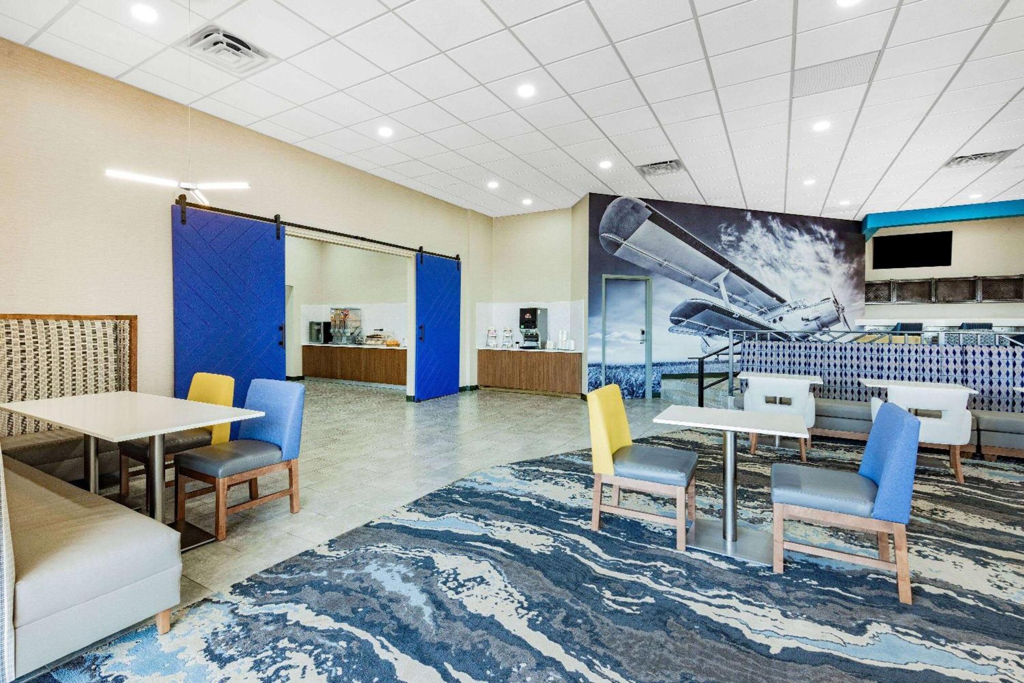 Wingate By Wyndham Wichita Airport Hotel Exterior photo