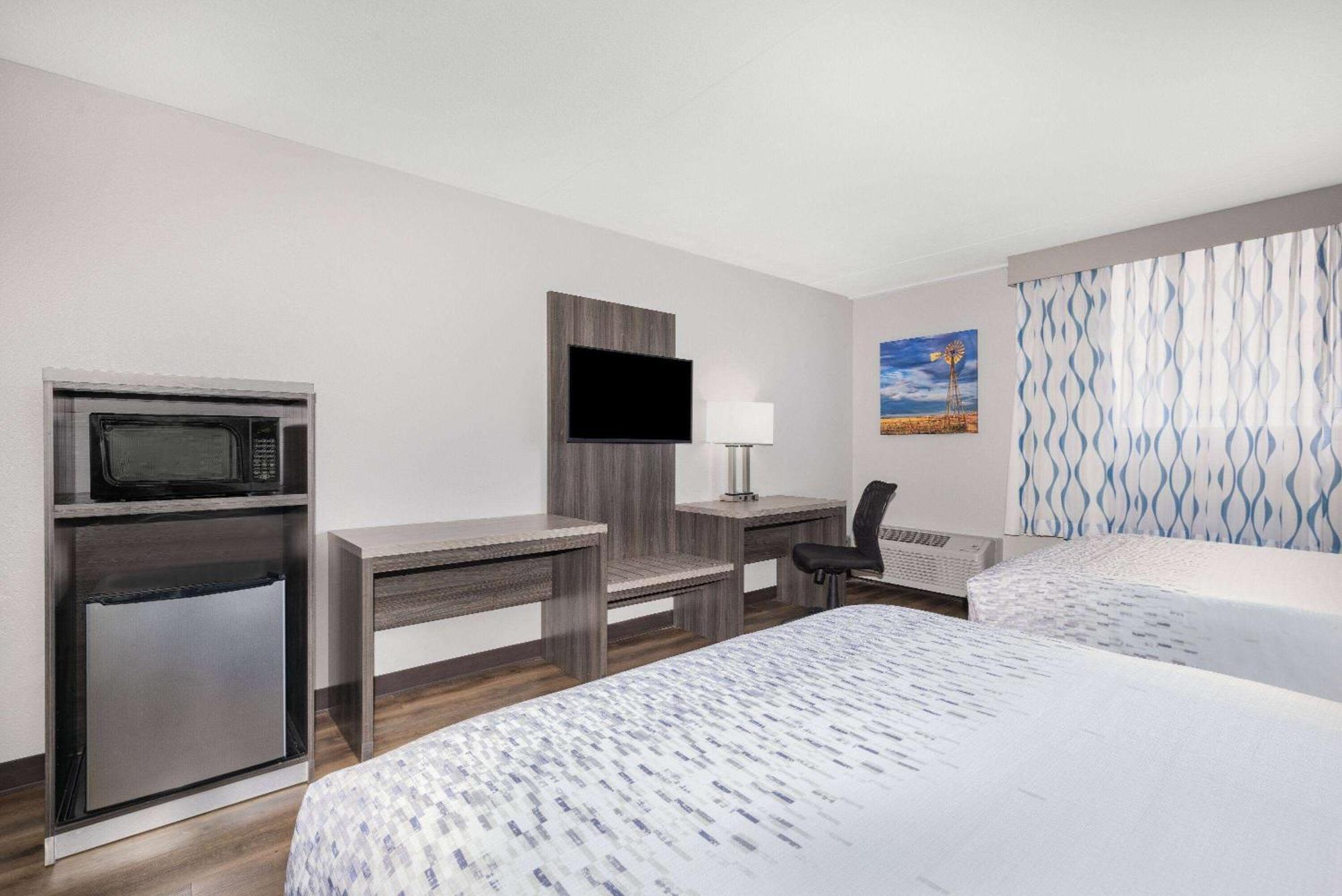 Wingate By Wyndham Wichita Airport Hotel Exterior photo