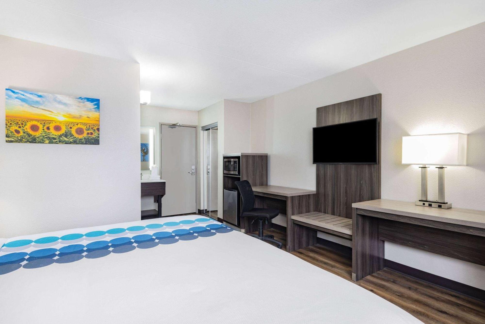 Wingate By Wyndham Wichita Airport Hotel Exterior photo