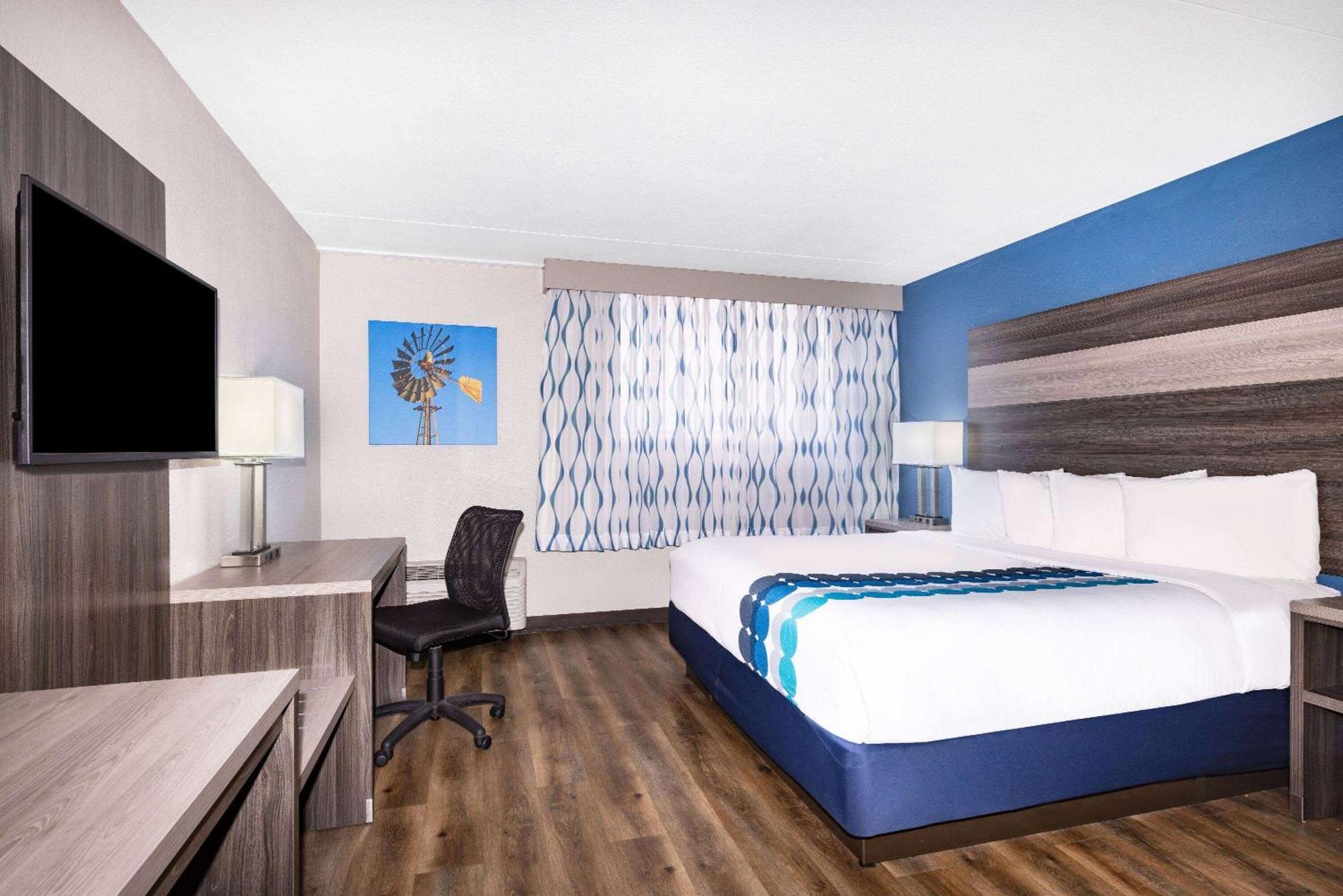Wingate By Wyndham Wichita Airport Hotel Exterior photo