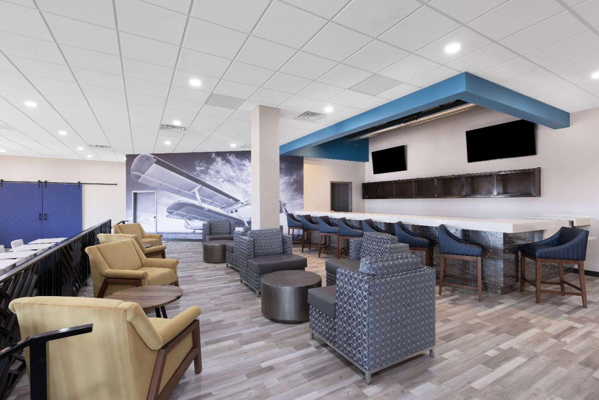 Wingate By Wyndham Wichita Airport Hotel Exterior photo
