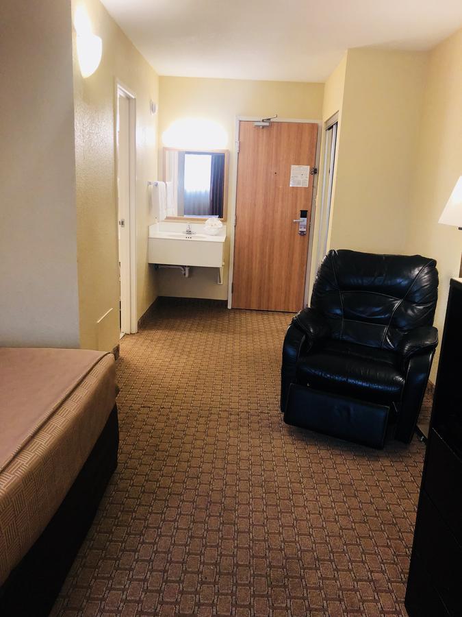 Wingate By Wyndham Wichita Airport Hotel Exterior photo
