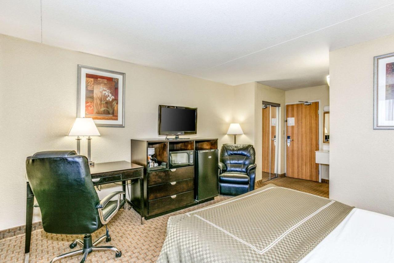 Wingate By Wyndham Wichita Airport Hotel Exterior photo
