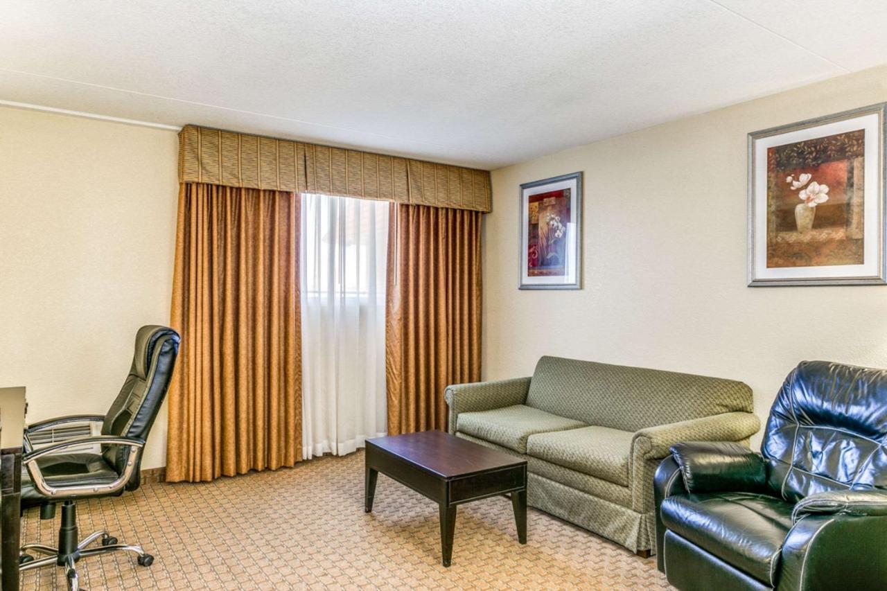 Wingate By Wyndham Wichita Airport Hotel Exterior photo