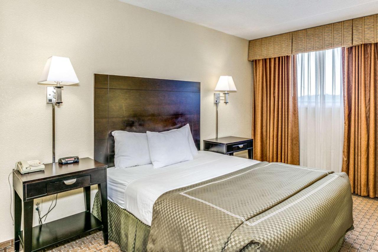 Wingate By Wyndham Wichita Airport Hotel Exterior photo