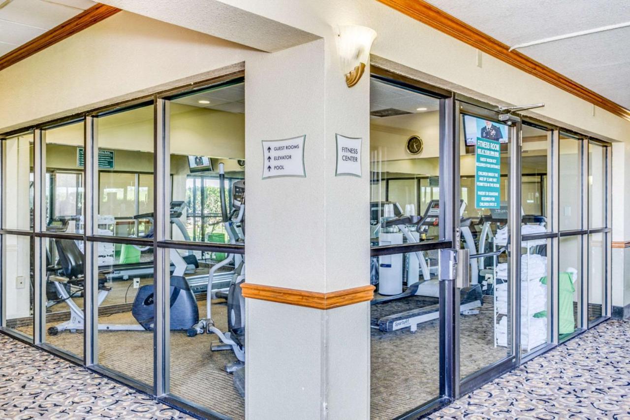 Wingate By Wyndham Wichita Airport Hotel Exterior photo