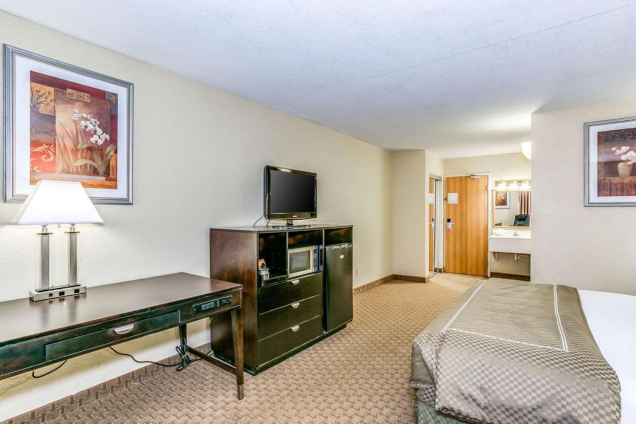 Wingate By Wyndham Wichita Airport Hotel Exterior photo