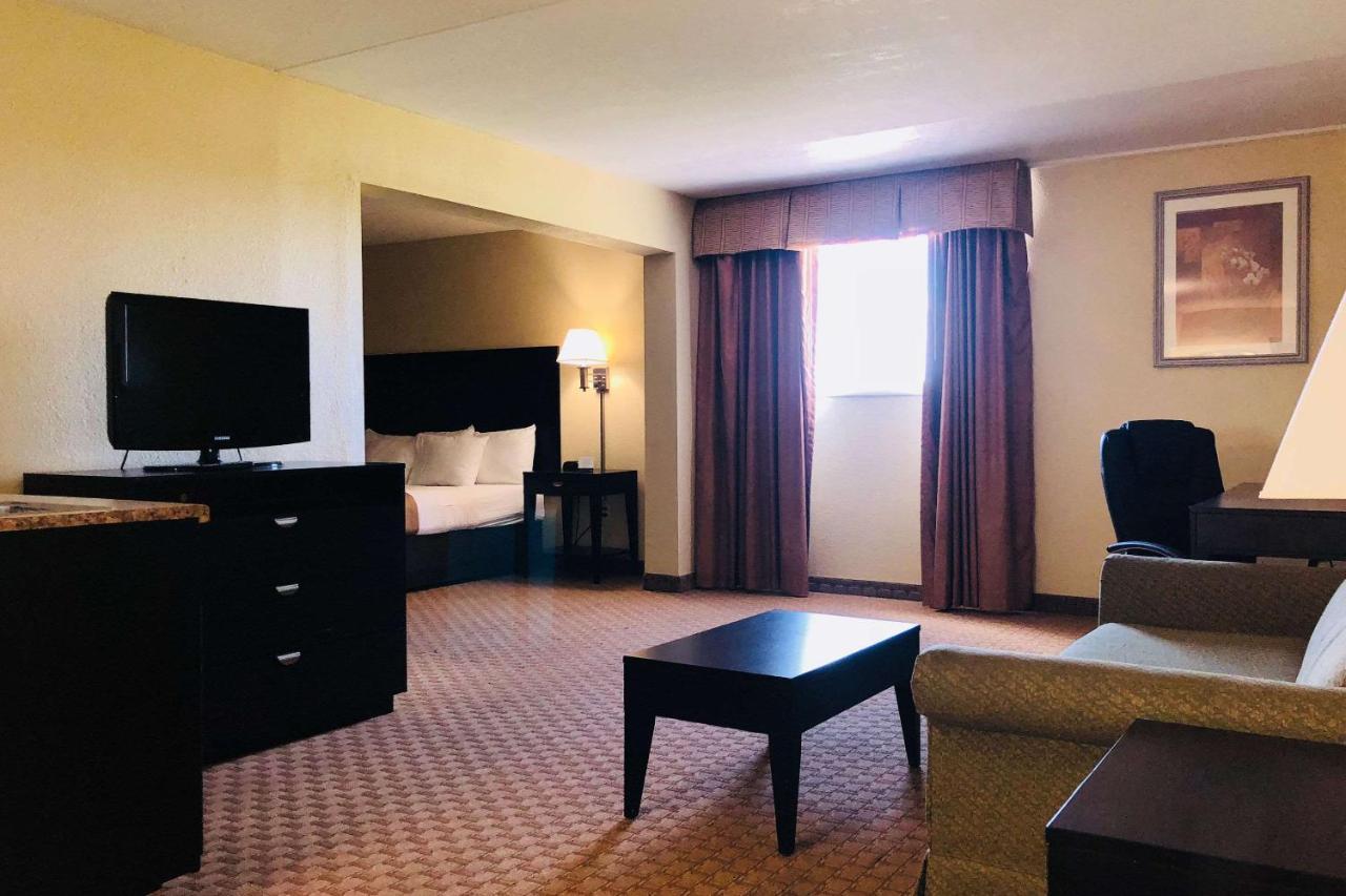 Wingate By Wyndham Wichita Airport Hotel Exterior photo