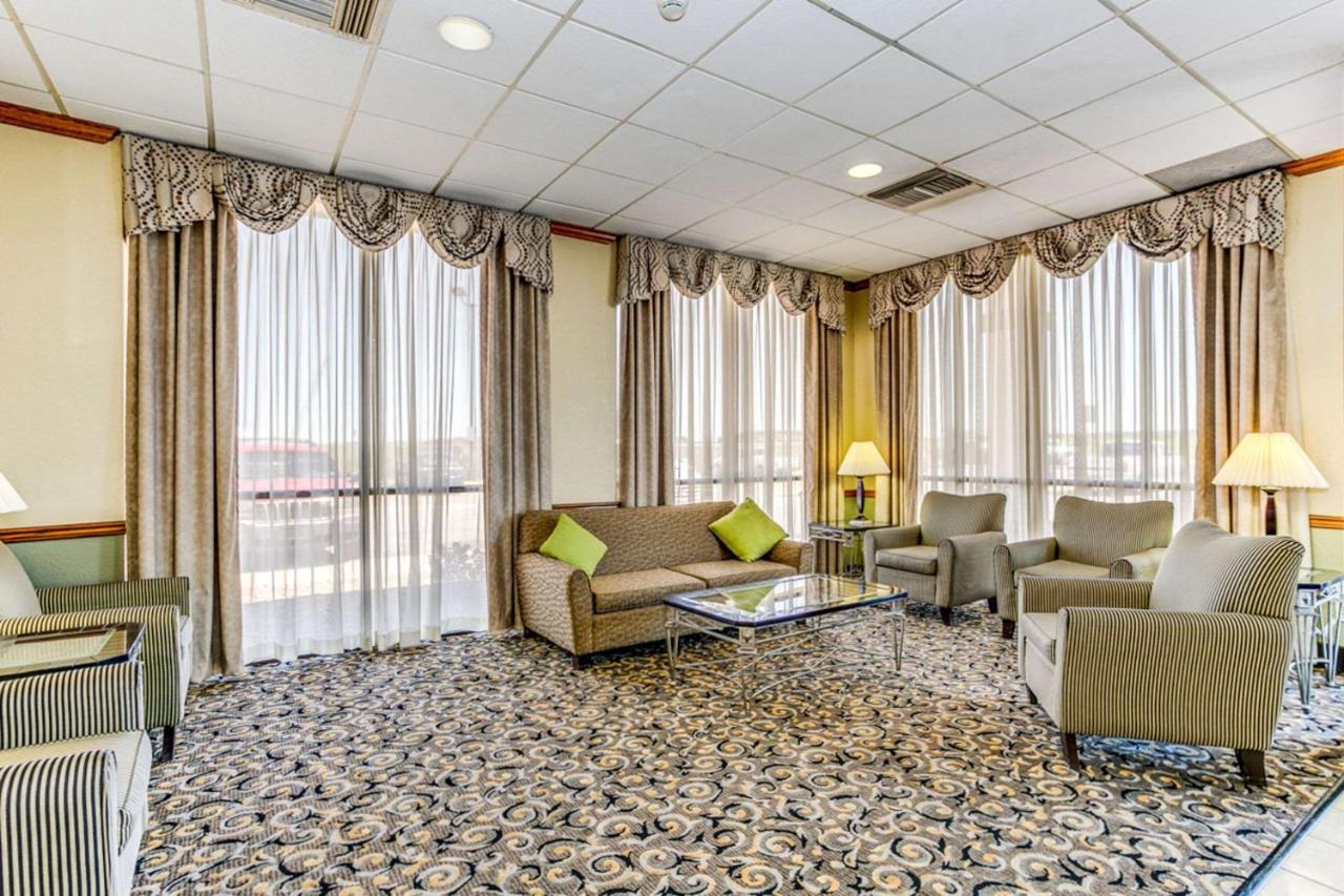 Wingate By Wyndham Wichita Airport Hotel Exterior photo